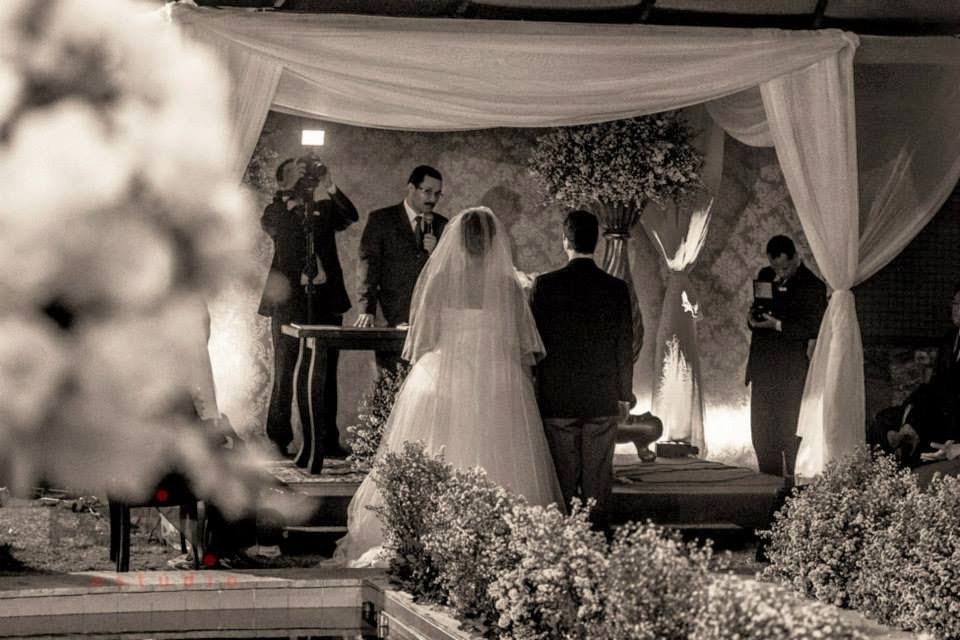 blog-de-casamento-princesa-vestido-vera-wang-cerimônia-noivos-altar princesa-vestido-vera-wang-cerimonia-noivos-altar