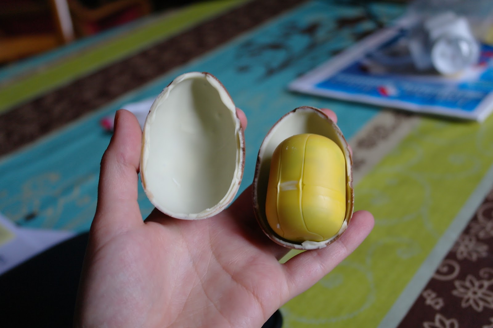 Katrina, la Voyageuse How to Open a Kinder Surprise Egg