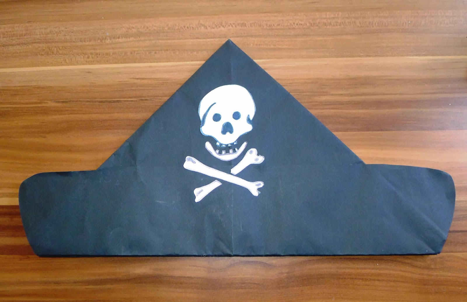 http://maryt-design.blogspot.de/2014/03/ein-piratenhut-mit-vielen-moglichkeiten.html