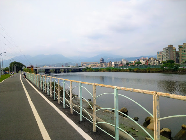 台北河濱公園自行車道 基隆河左岸鐵馬行