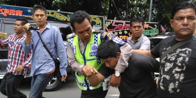 Sangat Malang, Hanya Karena Minta Sura Musik Hiburan Dikecilkan Saat Adzan Berkumandang Seorang Muadzin Harus Diamankan Pihak Berwajib Sangat Malang, Hanya Karena Minta Sura Musik Hiburan Dikecilkan Saat Adzan Berkumandang Seorang Muadzin Harus Diamankan Pihak Berwajib