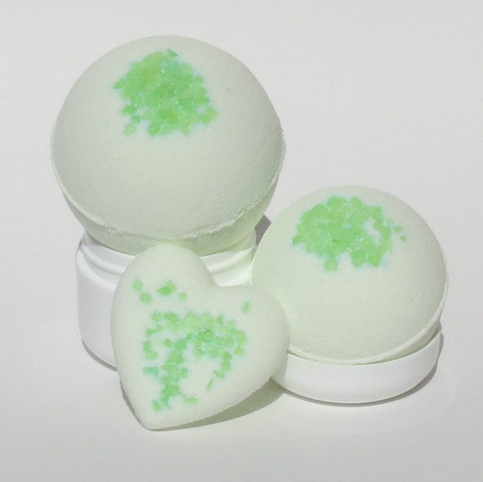 Manicure Manifesto: Pretty & Polished Luxurious Lime Bath Bomb Review