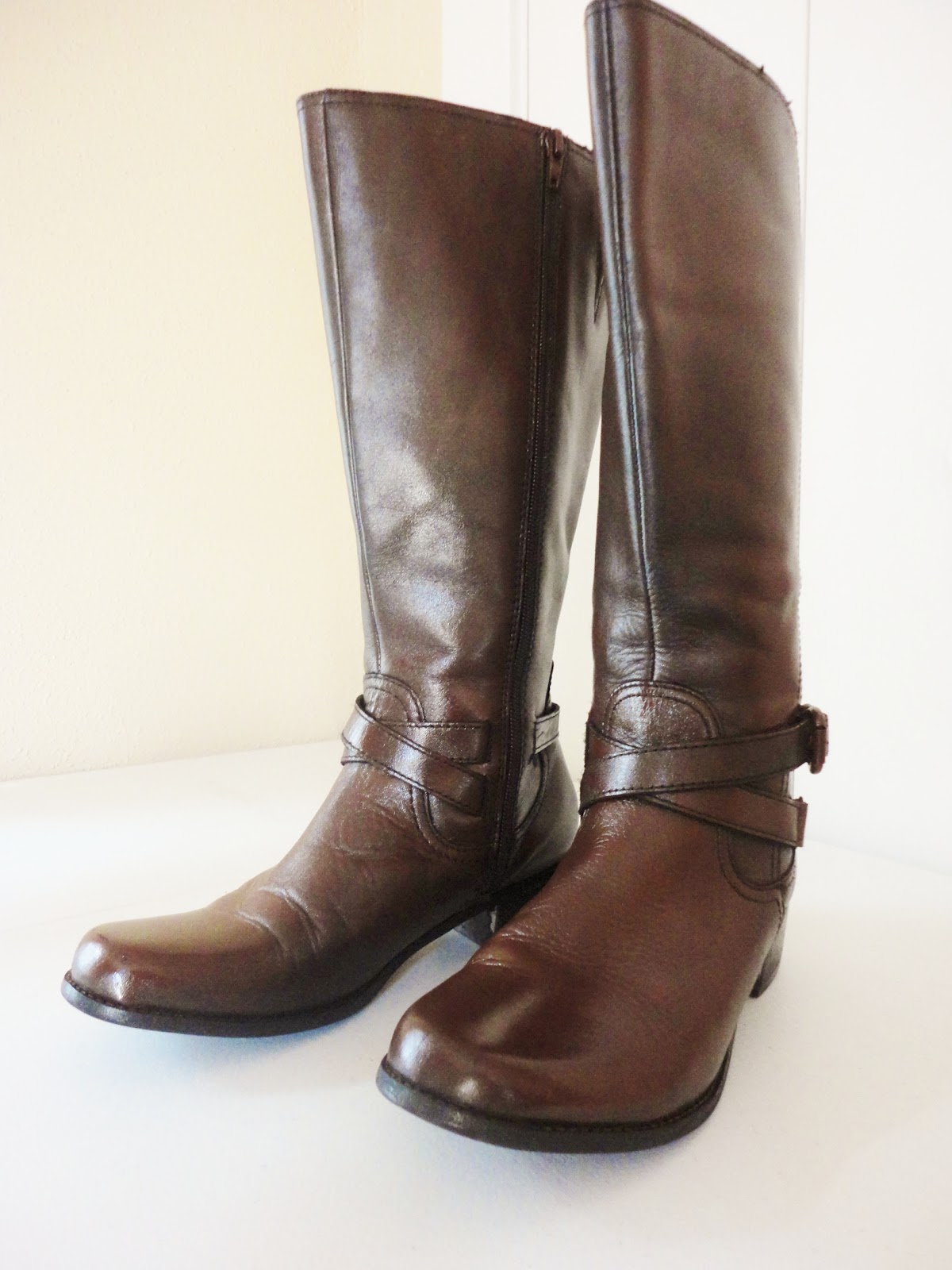 The Lovely Side: DIY: Spray Painting Leather Boots