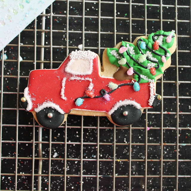 Truck with Christmas tree cookie,Christmas tree in a truck cookie, Christmas cookies, Holiday cookies, Cookie decorating tutorials, decorated cookies, cookies, Holiday cookies, galletas de Navidad decoradas