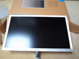 箱から出した本体と付属品：JAPANNEXT 27型 WQHD ディスプレイ JN-IPS2716WQHD