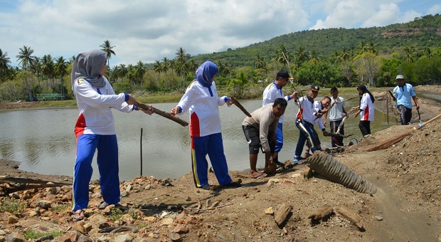 Tim Humas Bakamla RI Bersihkan Muara Sungai di Aceh