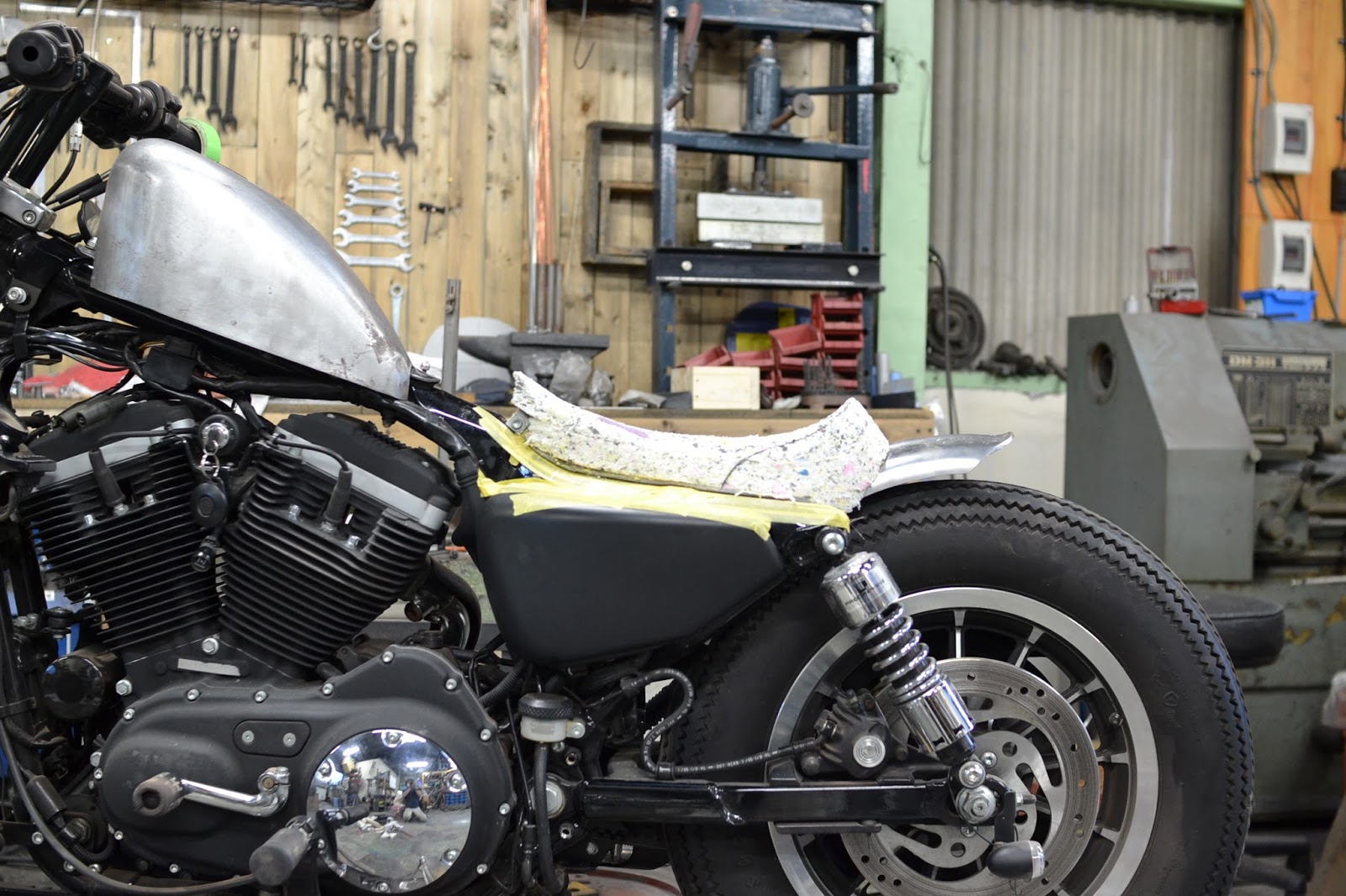 SHALLOW BLOG: スポーツスター シート製作 2