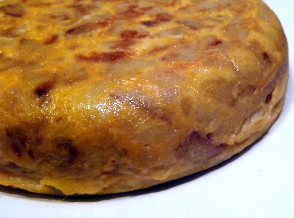 Un trasto en mi cocina Tortilla de patatas rellena de jamón york y queso