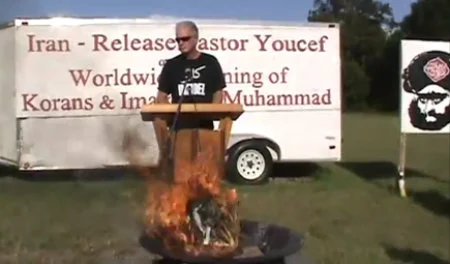 Pastor Terry Jones queima um Corão
