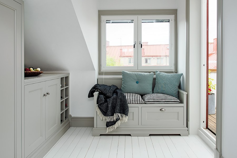 pequeño banco a medida proporciona una superficie extra de asiento