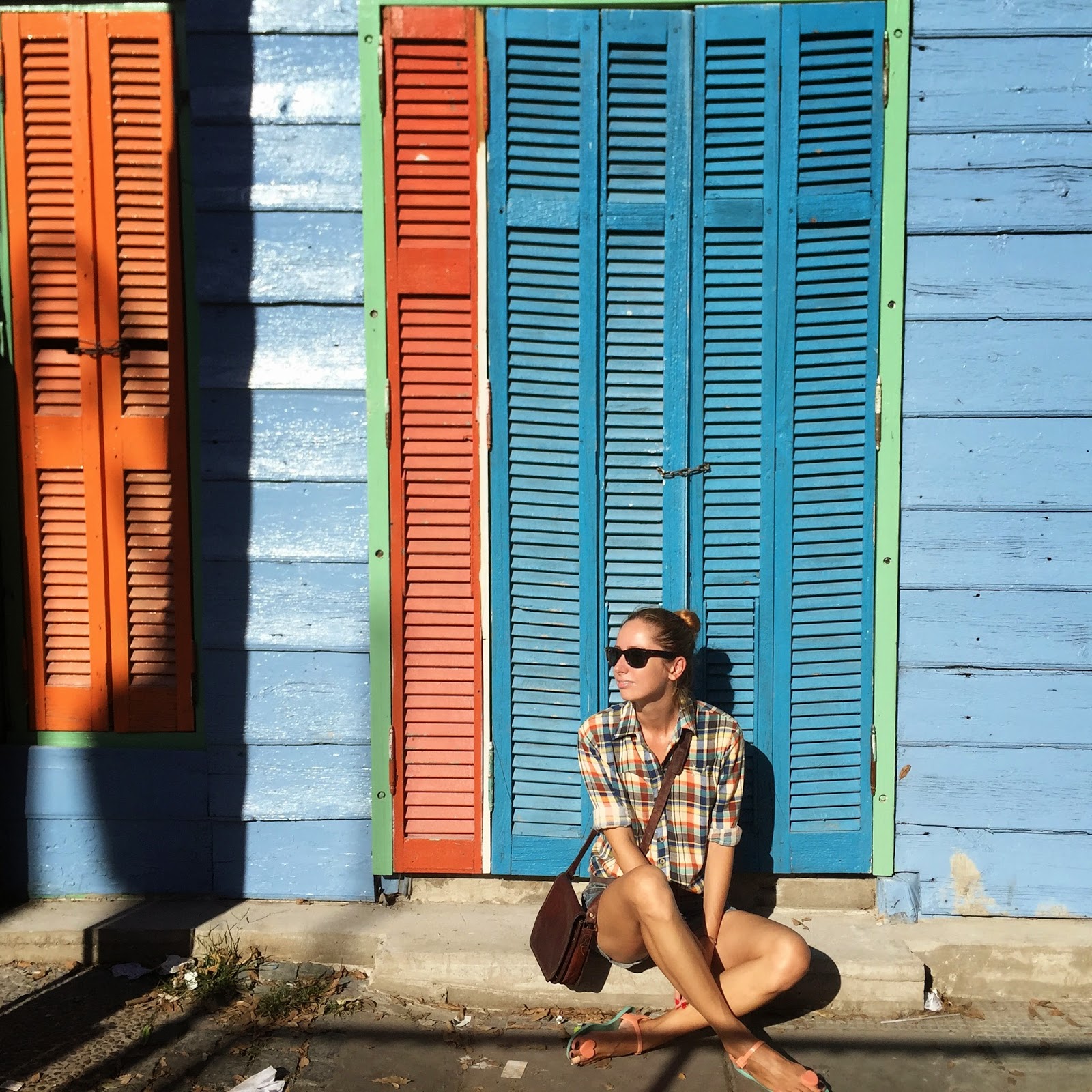 Девушка у двери на улице. Аск ми. Askme. Ask-1. I картинка.