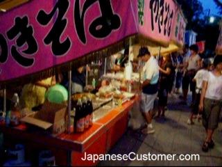 Yakisoba noodle stall in Japan copyright peter hanami 2009