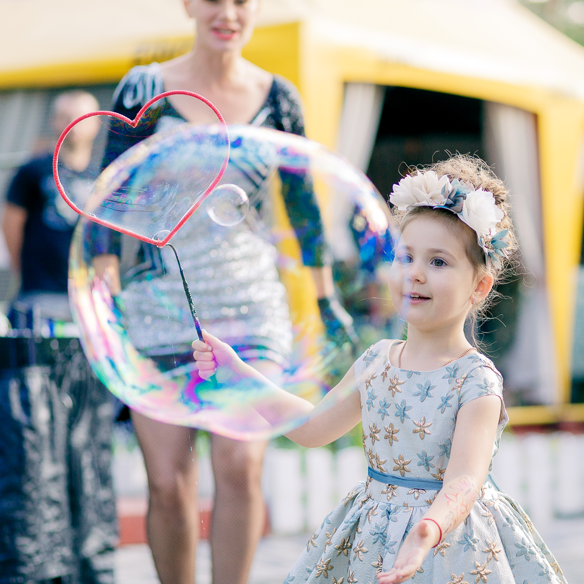 Шоу пузырей спб. Шоу мыльных пузырей для детей на улице. Русалочка шоу мыльных пузырей СПБ. Лучшие аниматоры 2023 года.