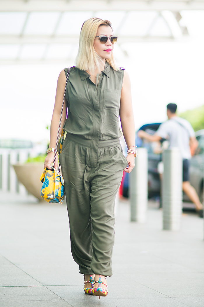 What to wear to travel: an olive jumpsuits and flats or heels sandals. 
