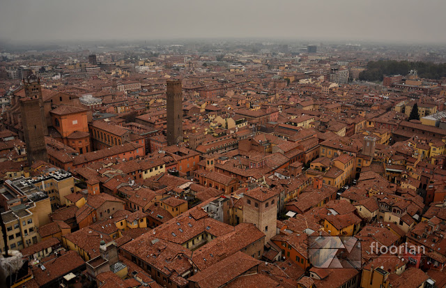 Widok ze szczytu wieży Torre degli Asinelli w Bolonii we Włoszech