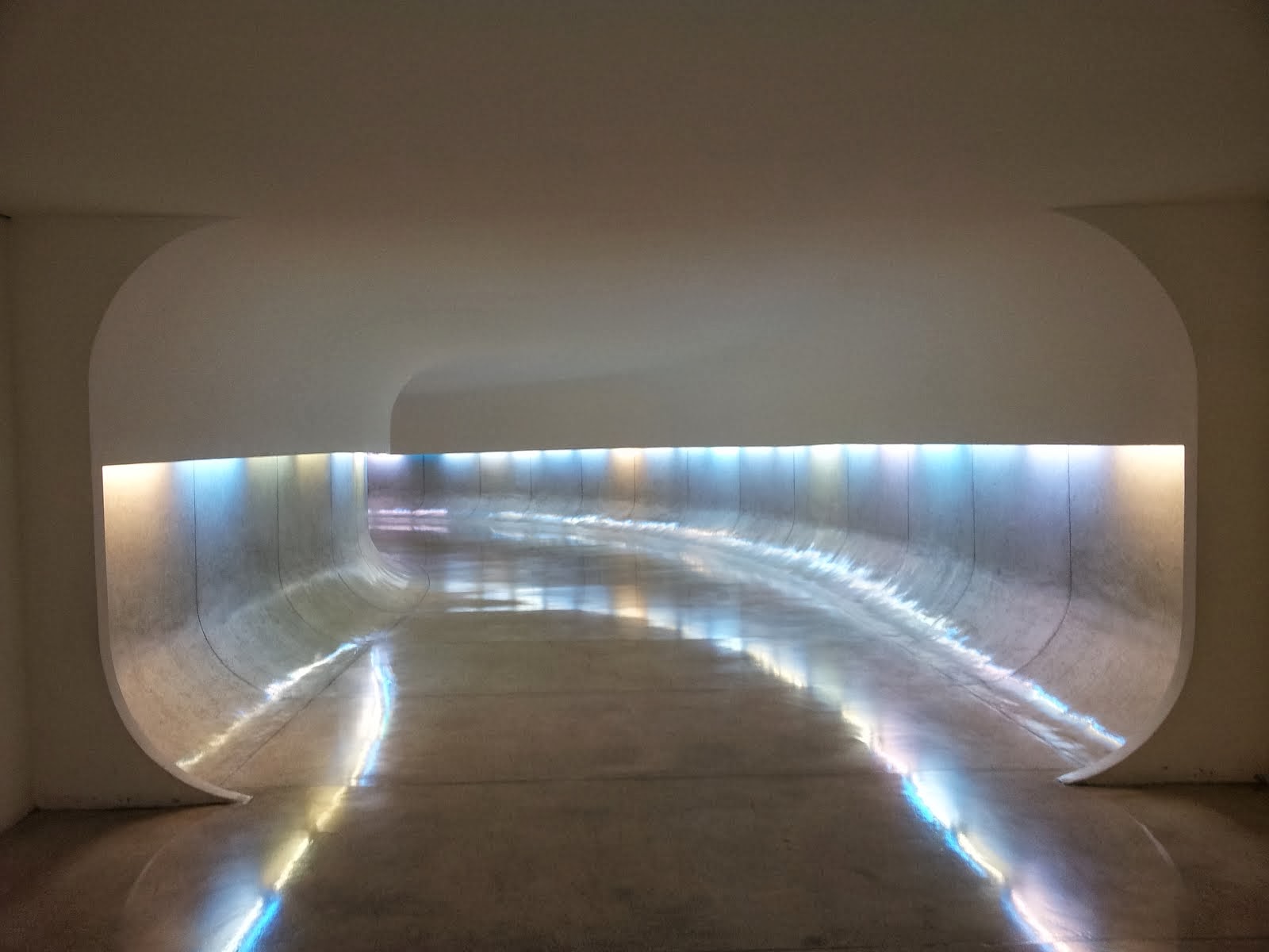 Em frente.... ao fundo à esquerda, um tesouro