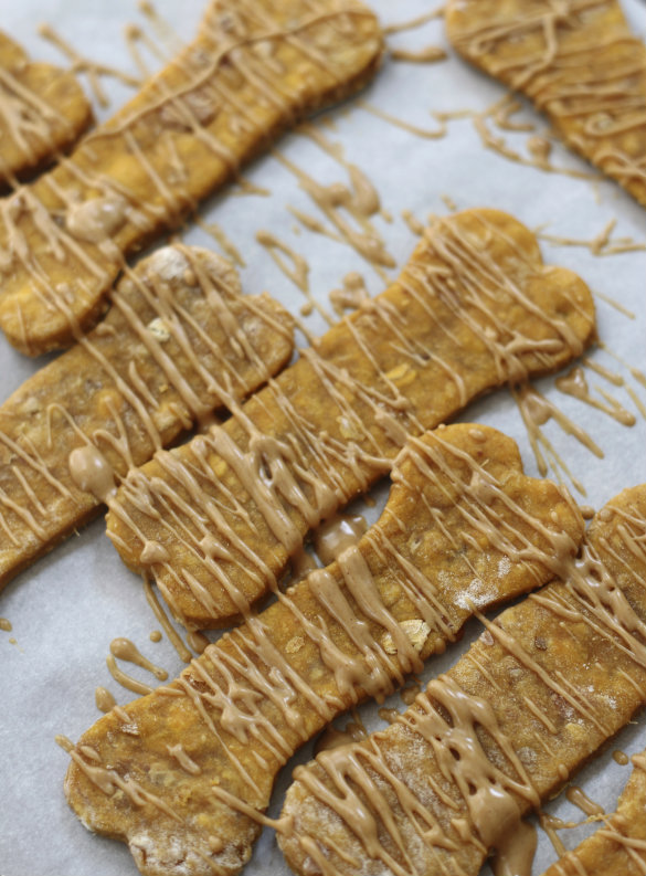 http://www.17apart.com/2014/09/natural-dog-treat-recipe-frosted-peanut.html