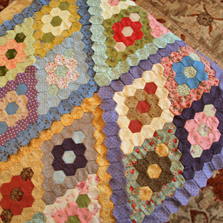 Minnie hexagon quilt: QuiltBee