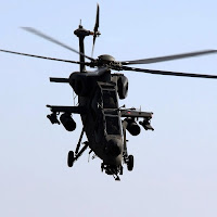 Siyah Atak helikopteri havada uçarken