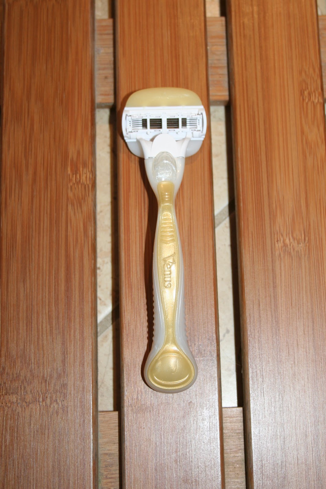 Pink Bows and Stilettos: Venus & Olay Razor