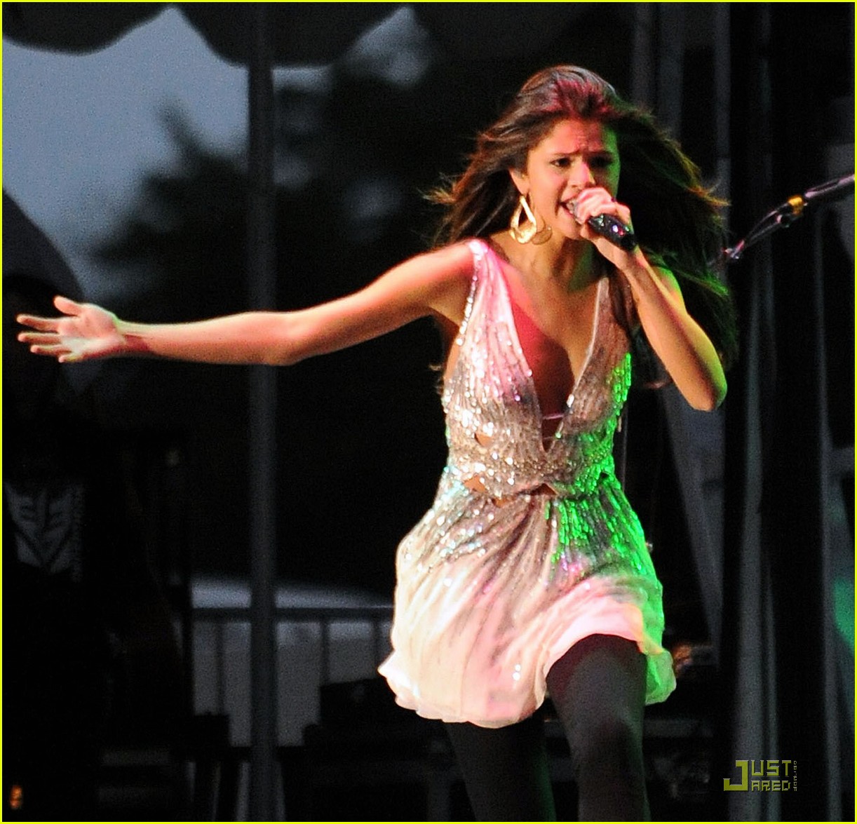 http://3.bp.blogspot.com/-Dh9doHk2x8w/TcdXROGePsI/AAAAAAAACQM/N6moJomSjGg/s1600/selena-gomez-tour-stop-01.jpg