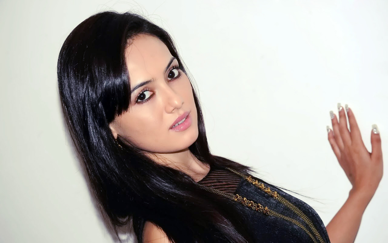 Top Actress Sanna Khan Hot Wallpapers Beautiful Hd