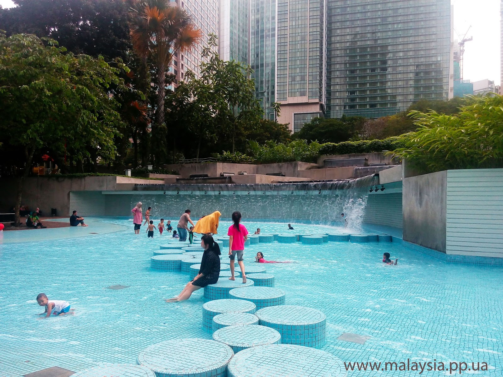 Куала-Лумпур басейн в парке