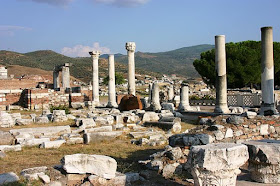 Άποψη από τα ερείπια της Βασιλικής  του Αγίου Ιωάννου του Θεολόγου,  στην Έφεσο, όπου βρίσκεται και ο τάφος του.
