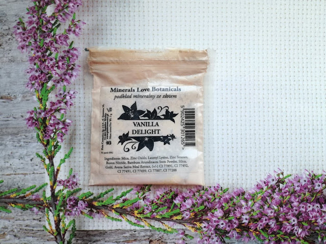 Podkład mineralny Minerals Love Botanicals - podkład mineralny ze złotem od Pixie