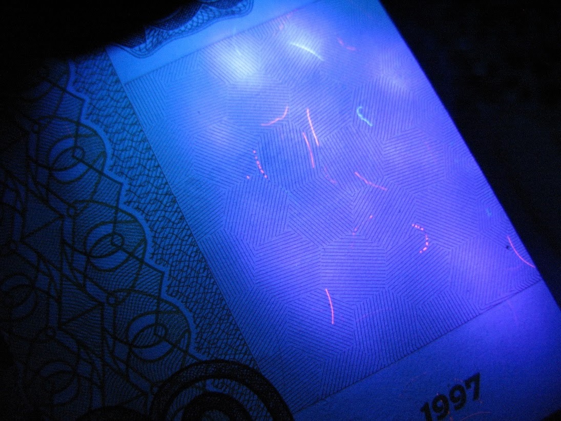 Уф мс. Вещи светящиеся в ультрафиолете. Следы в ультрафиолете. Бумага в ультрафиолете. Цветные ультрафиолетовые стекла.