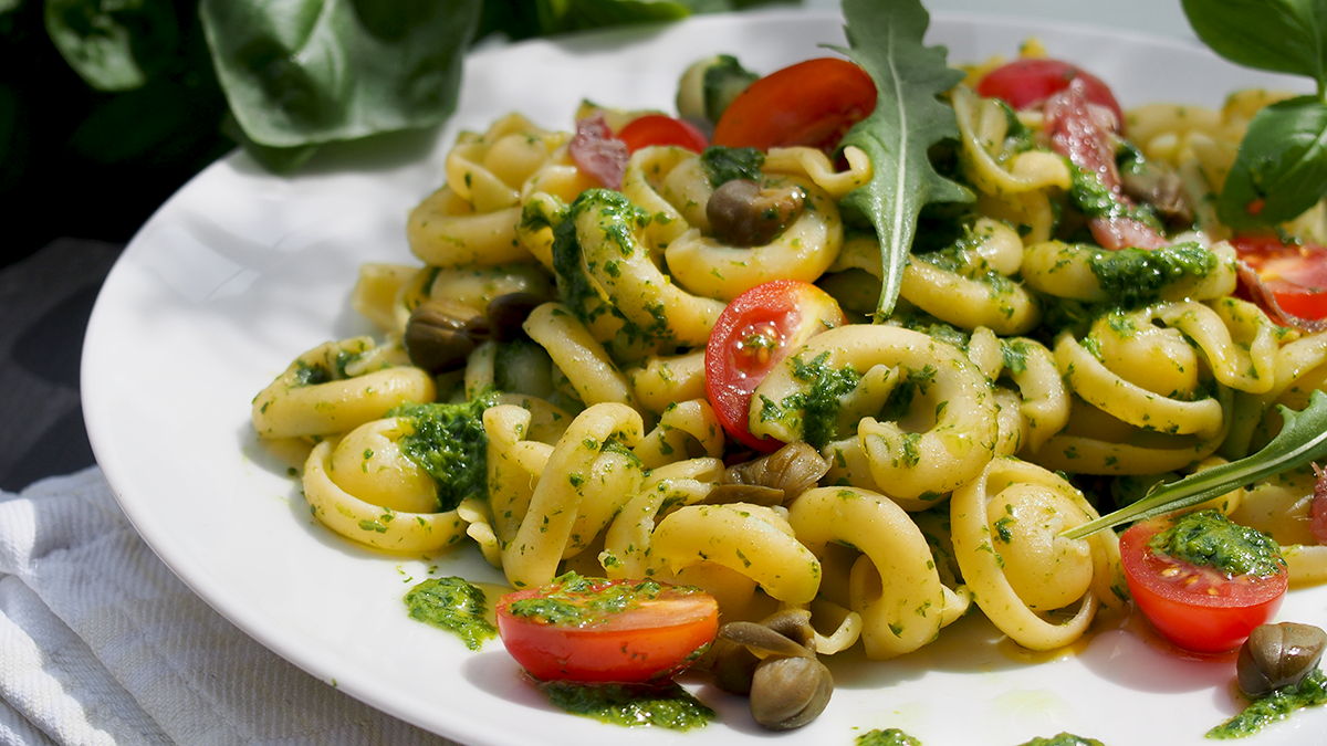 паста pesto. пенне с томатами и песто. соус песто. пенне с соусом песто. паста песто с чем едят.