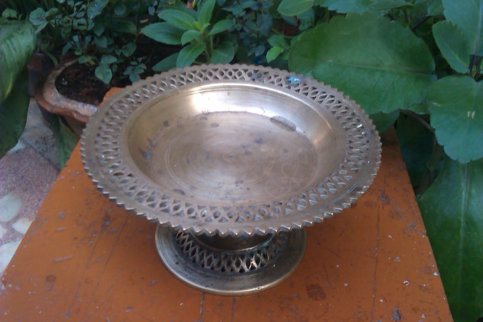 Vikki Antiques Antique heavy brass fruit bowl