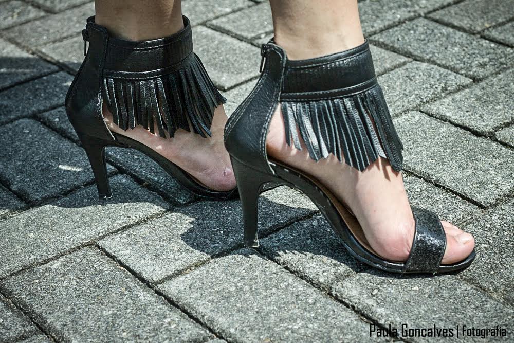 Look sandália franjas e vestido - Blog Ally Arruda