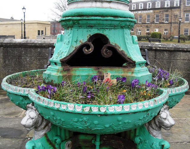 Fleetwood fountain and flowers
