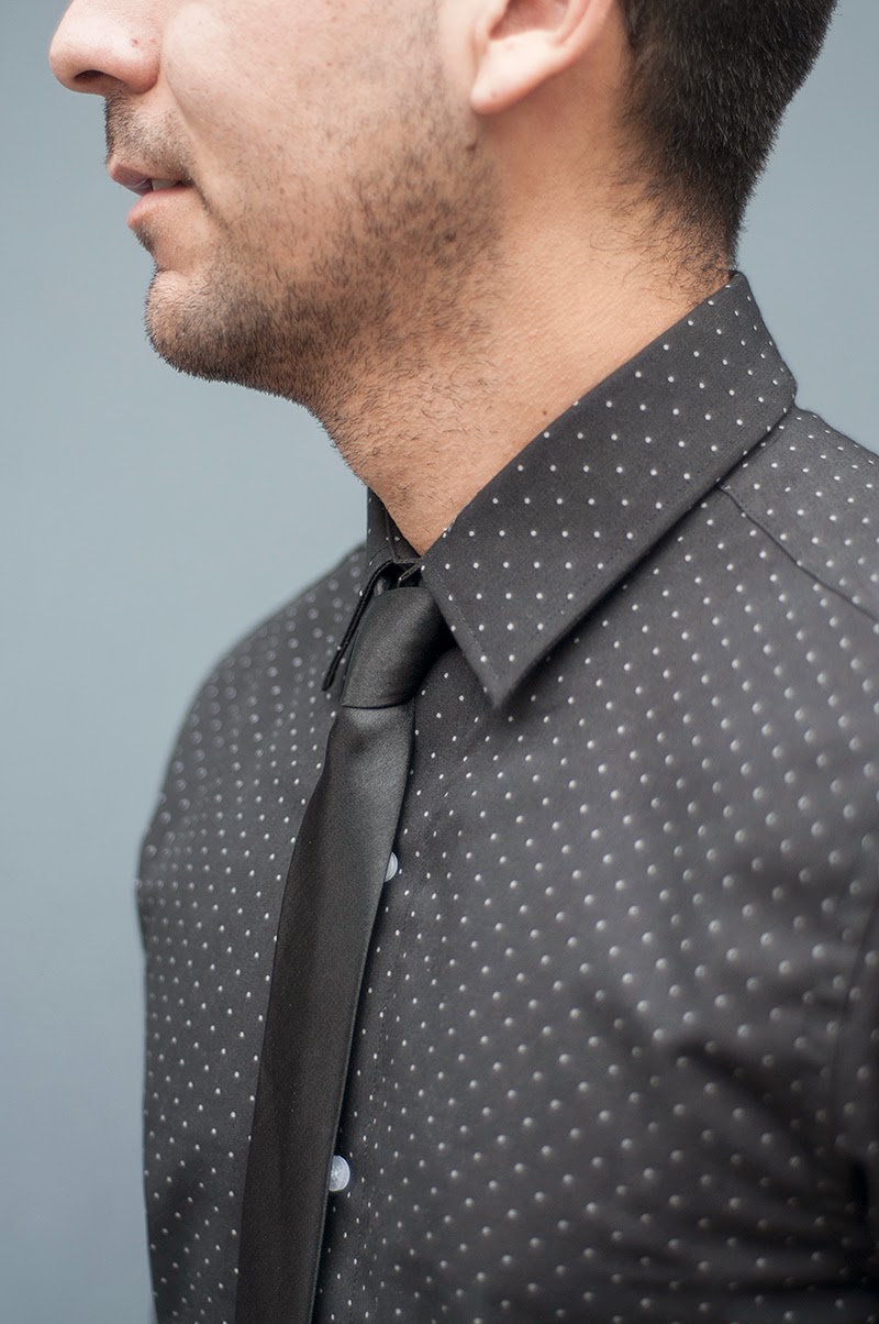 corbata negra camisa negra con corbata negra