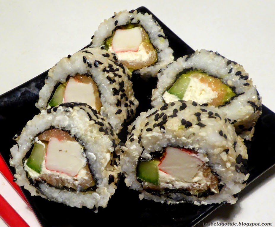 izabela gotuje URAMAKI W SEZAMIE Z SURIMI I WĘDZONYM ŁOSOSIEM MEGA