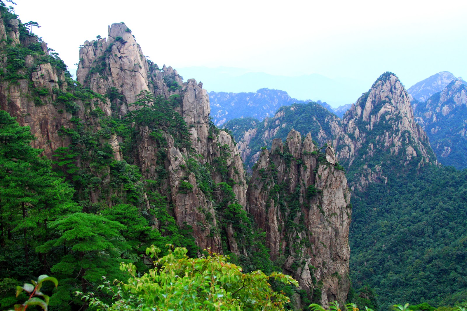 Основные горы китая. Хуаншань пик лотоса. Хуаншань Аньхой. Горы Хуаншань, Китай. Горы Хуаншань (провинция Аньхой).