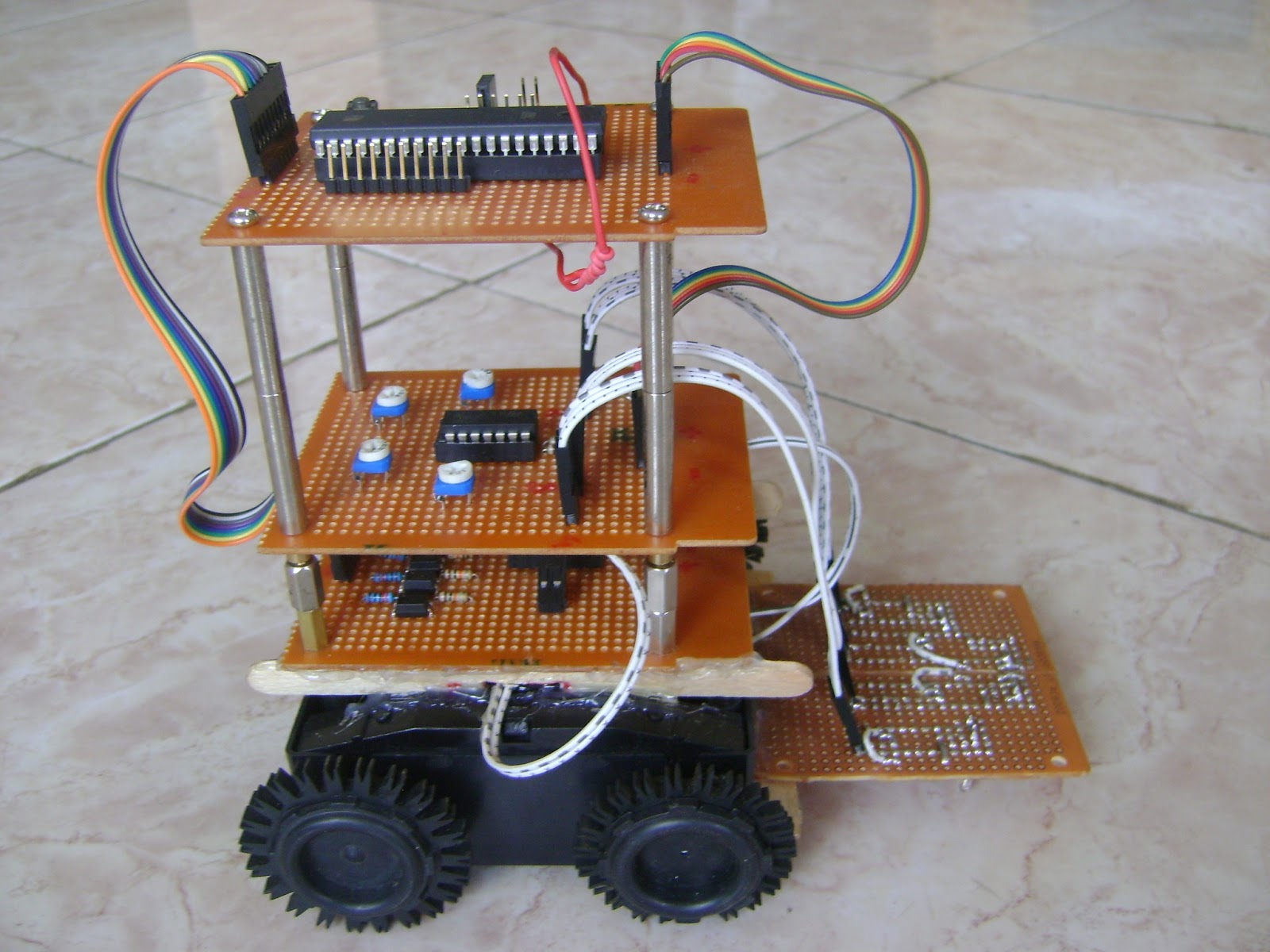 ROBOT LINE FOLLOWER DIGITAL DENGAN IC KOMPARATOR - Bolabot