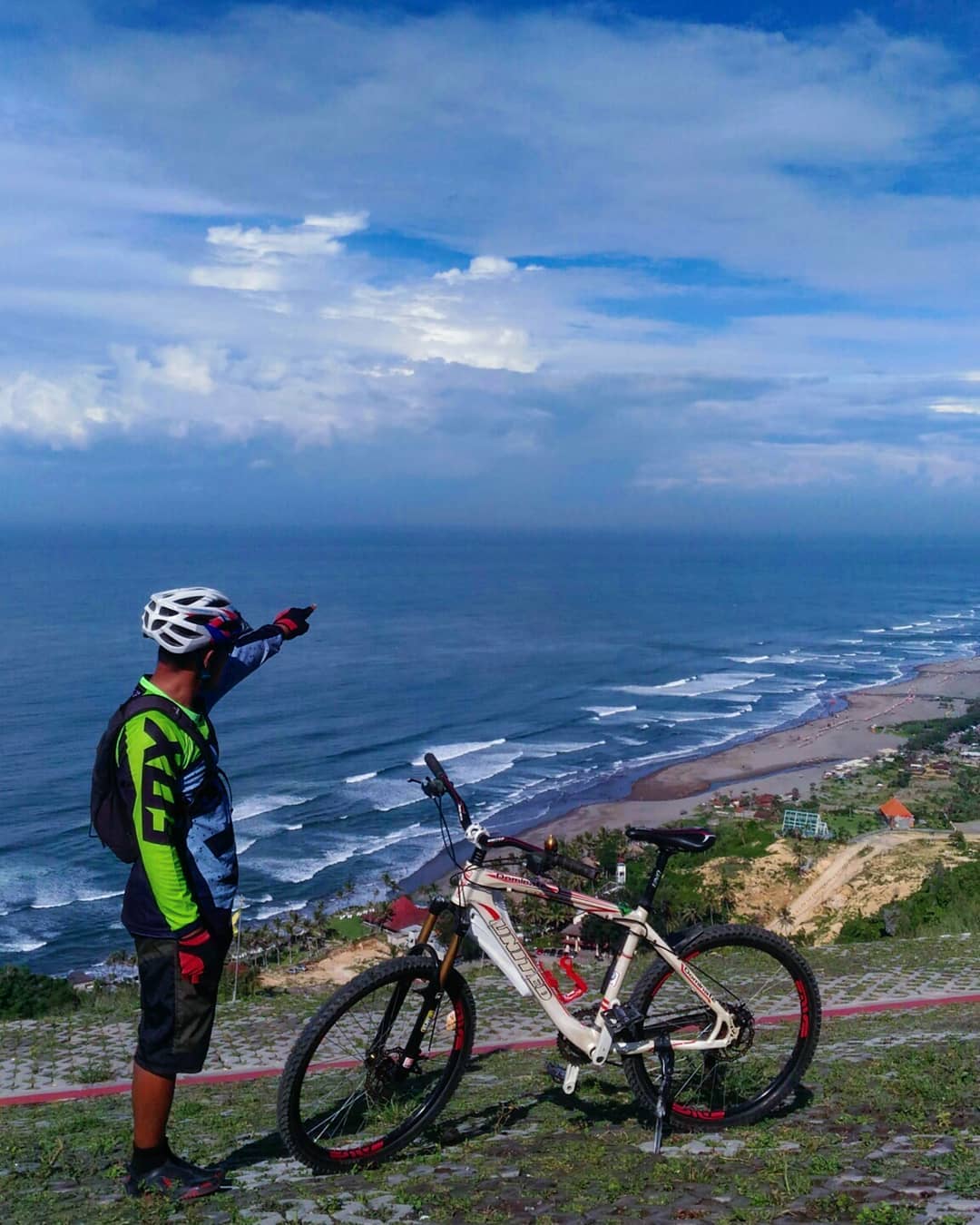 Tempat Menikmati Sunset di Bukit Paralayang Watugupit ...