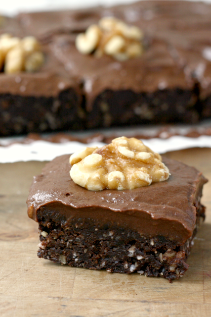 Decadent Raw Brownies Recipe: gluten-free, vegan and very easy to make. Nut-free option too.