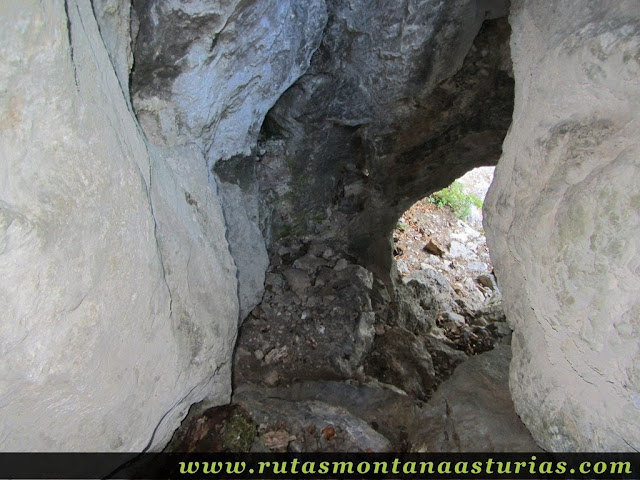 Senda del Cartero, Peña Salón y Sedo Vibolines: Cueva del Toyu