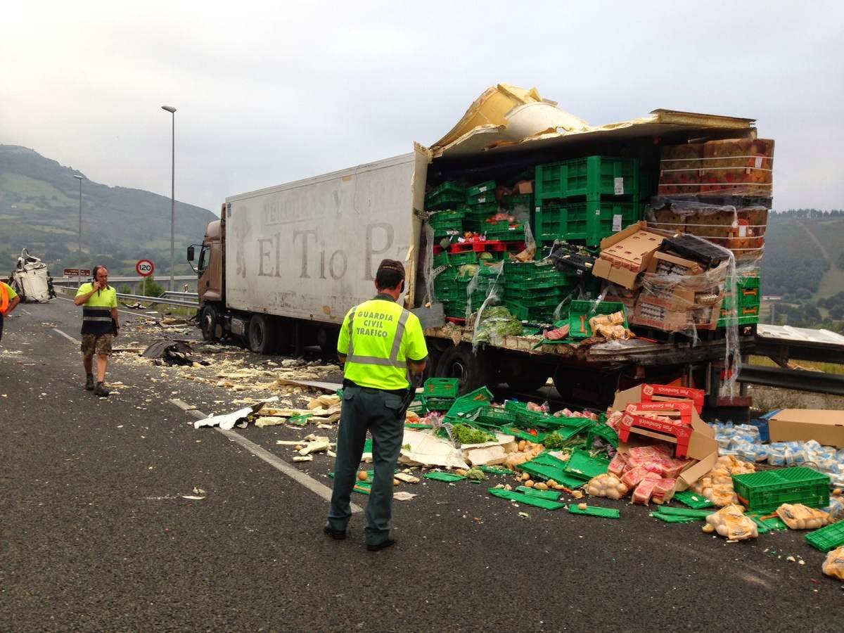 SIRE ACCIDENTE ENTRE DOS CAMIONES EN LA A67 EN ARENAS DE IGUÑA SIRE ACCIDENTE ENTRE DOS CAMIONES EN LA A67 EN ARENAS DE IGUÑA