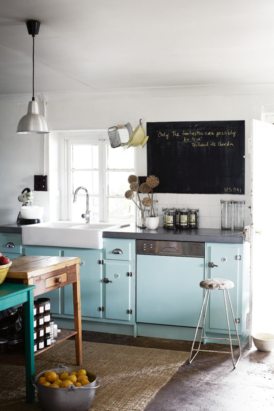 Turquoise kitchen cabinetry. Photo by Sharyn Cairns via homelife  #turquoise #kitchen