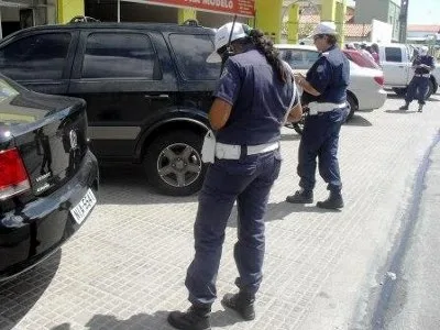 Resultado de imagem para guarda de transito multando em Parnaiba