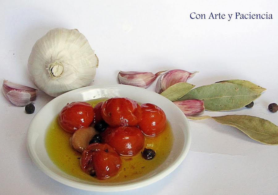 Pizza con salsa pesto y tomates cherry