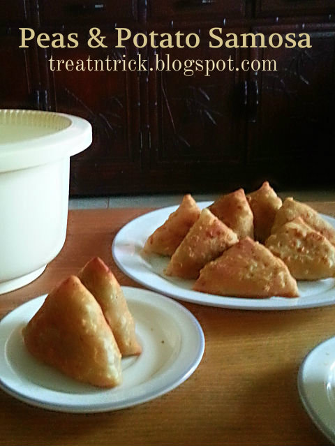 Peas Potato Samosa Recipe @ http://treatntrick.blogspot.com