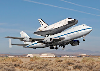 boeing 747 lifts endeavour space shuttle, space shuttle, endeavour, endeavour space shuttle