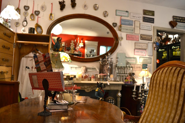 Cafeterías y tienda de antigüedades: Chesery en Murten {Suiza}