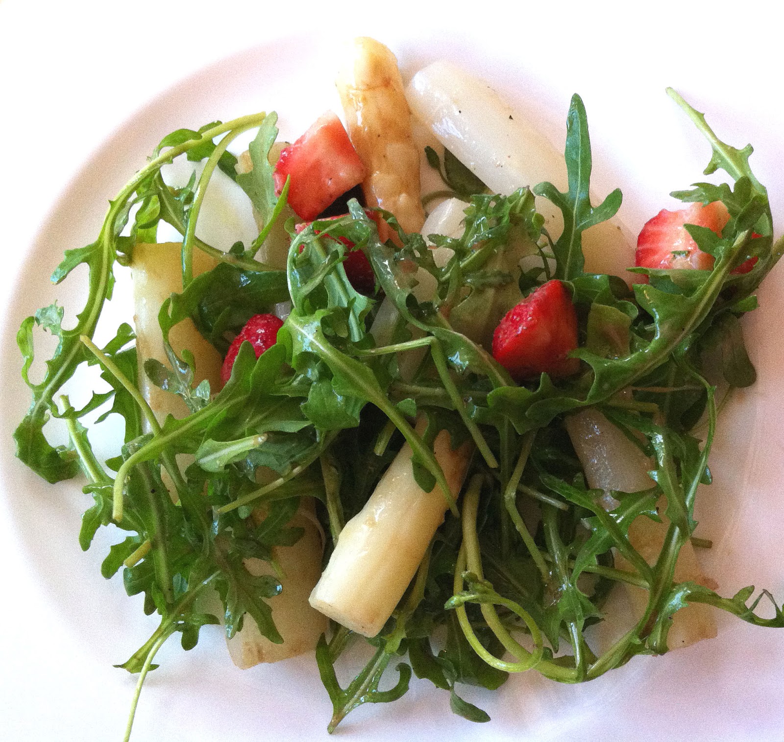CUISINER BIEN : Spargel-Rucola-Salat mit Erdbeeren