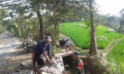 MESKIPUN FISIK TAK SEMPURNA PAK SUGIONO TETAP IKUT BANTU TMMD